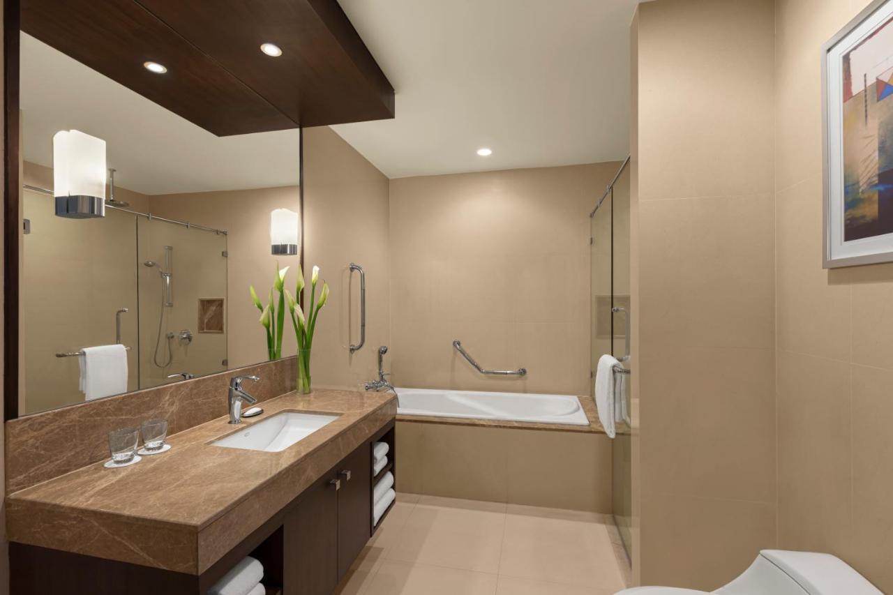 Three-Bedroom Apartment with City View, with Bathtub
