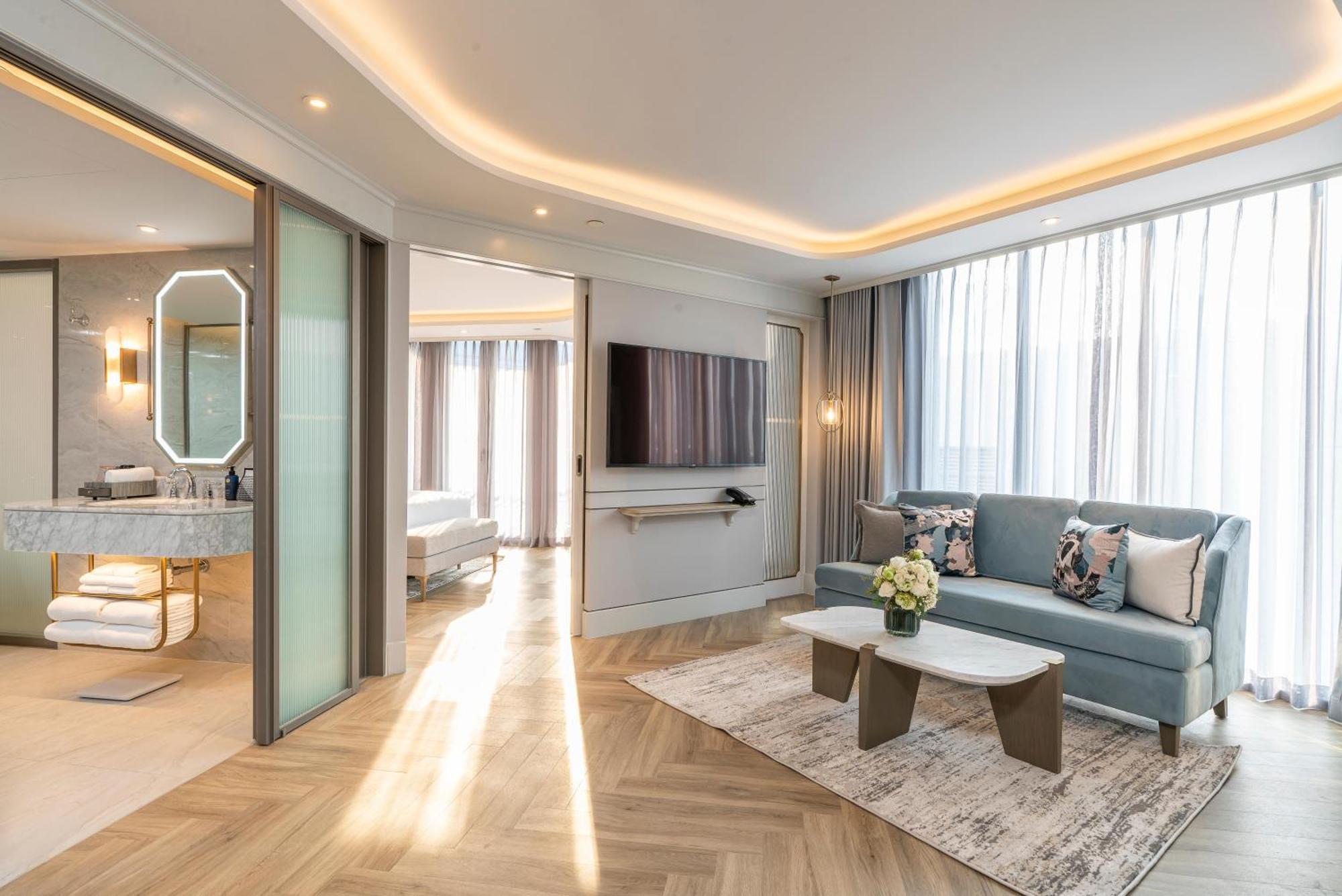 Club One Bedroom Riverview Suite