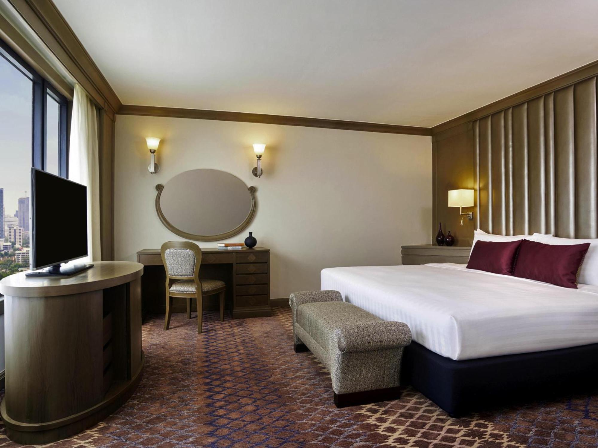 Executive Suite 1 King Bed Executive Lounge Access on Food Soft Beverage