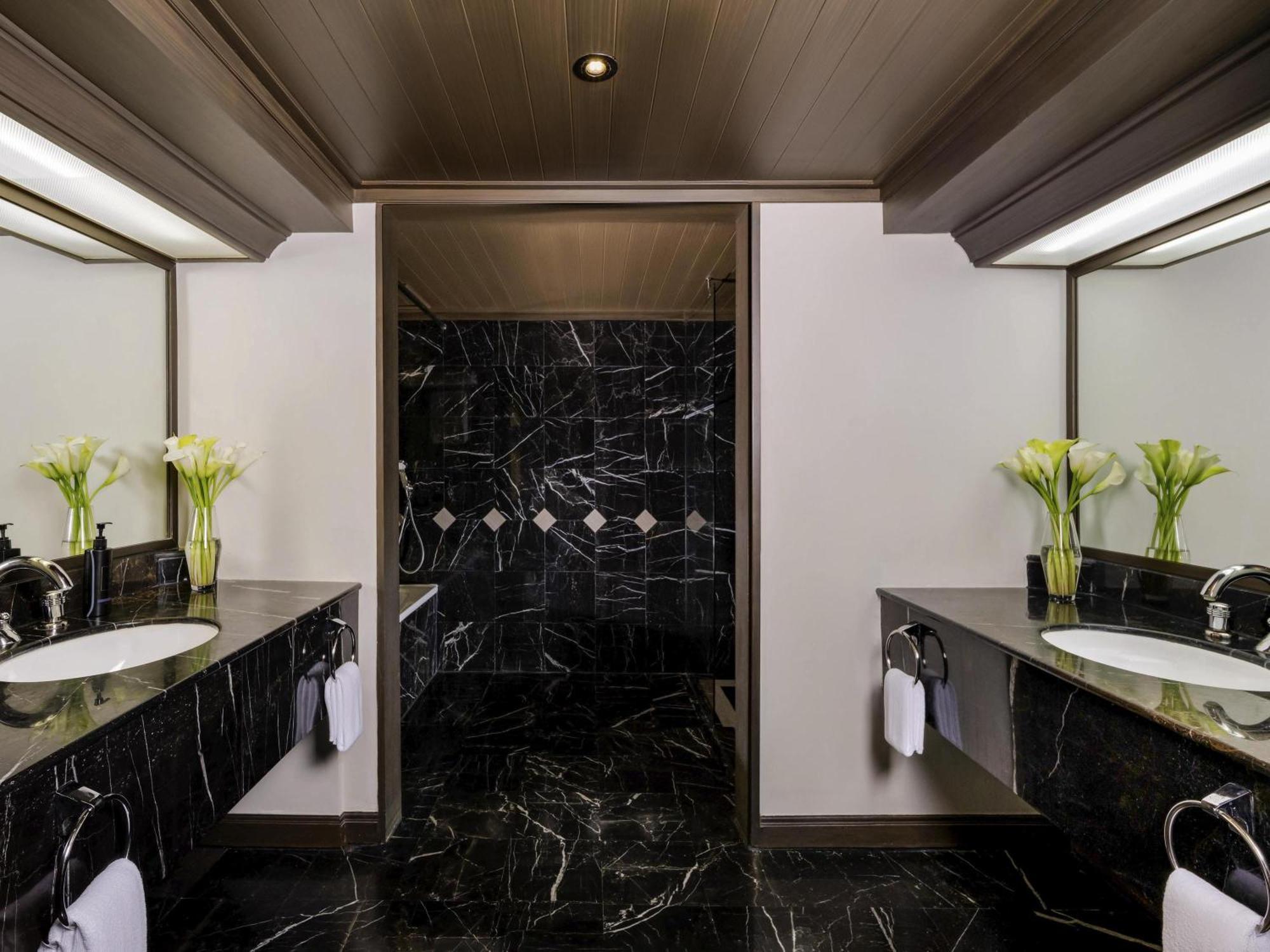 Executive Suite 1 King Bed Executive Lounge Access on Food Soft Beverage