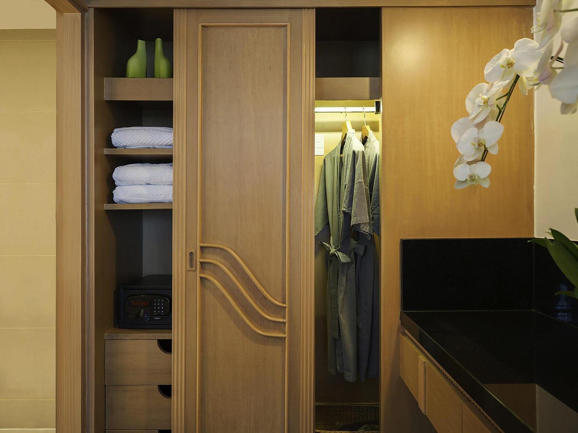 Corner Suite 1 King Bed Executive Lounge Access on Food Soft Beverage