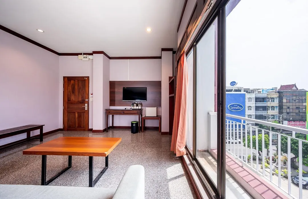 The President Hotel At Chokchai 4-1